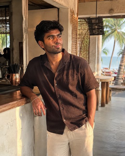 A relaxed male portrait used to illustrate natural dating-photo expression