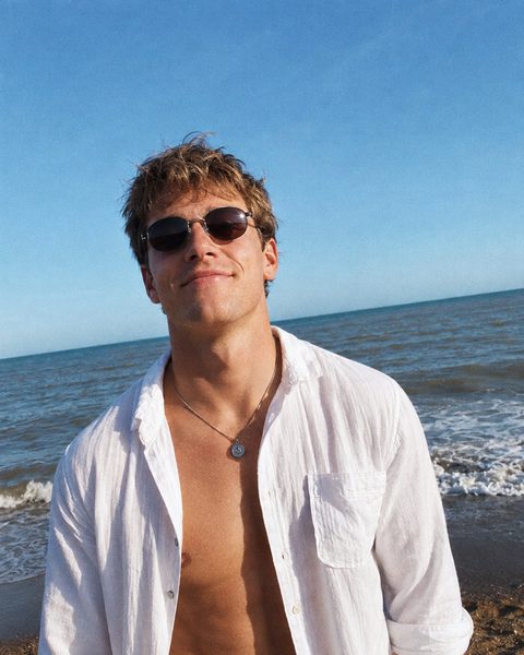 An outdoor activity portrait used to explain context in dating-profile photos