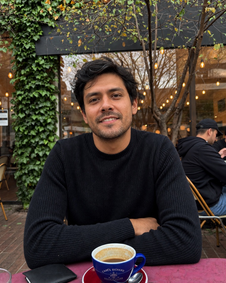 A natural cafe dating-profile photograph that gives matches an easy conversation opener