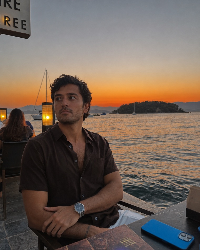 An evening dating-profile photograph from the Matchframe example library